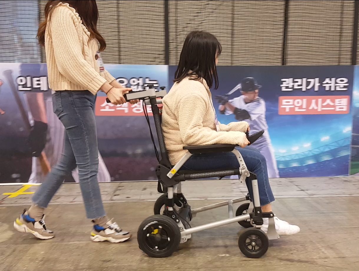 실내 행사장에서 조이라이더 UL을 이용하는 모습