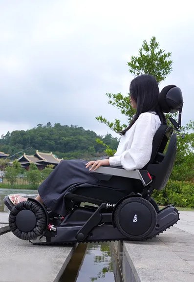 야외 수변 산책로를 주행하는 XSTO X12