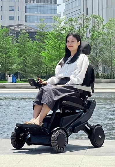 도심 광장에서 XSTO X12에 탑승한 모습